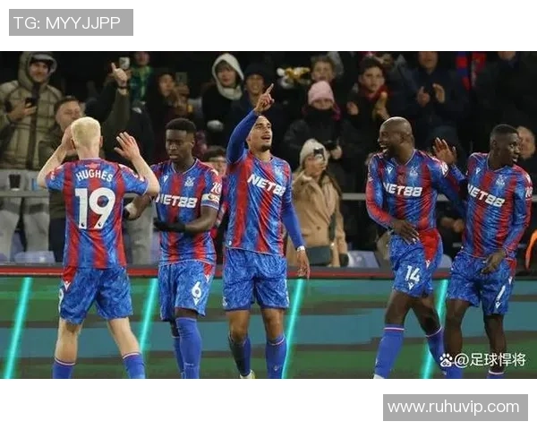 水晶宫因球迷展现埃万格洛斯·马里纳基斯持枪横幅，被英足总指控